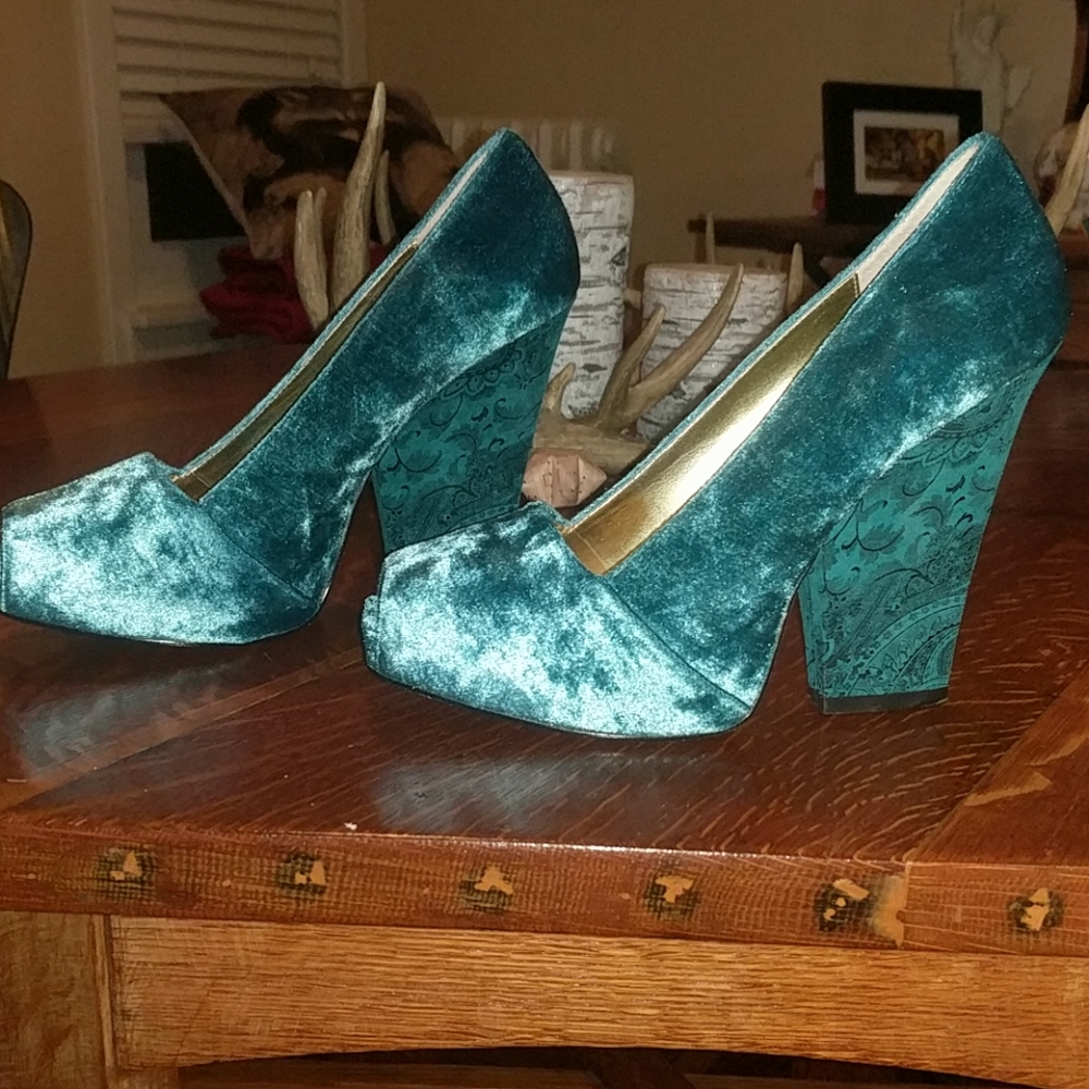 3 For $25 ZINC Turquoise Velvet Shoes. Size 7
